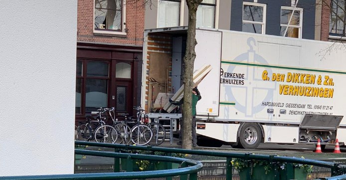 DEN DIKKEN VERHUIZINGEN BOUWT VOORT